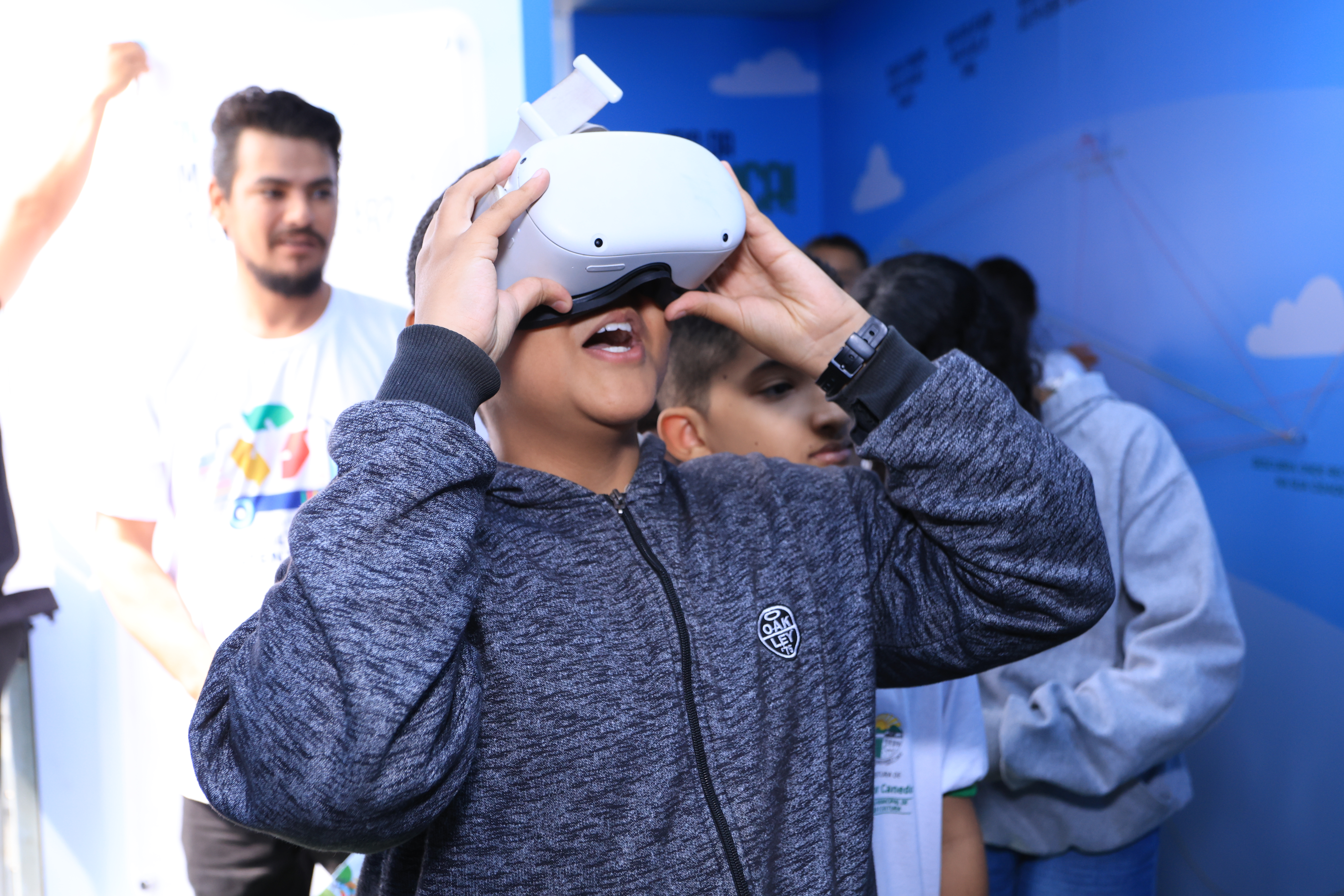 Criança com óculos VR