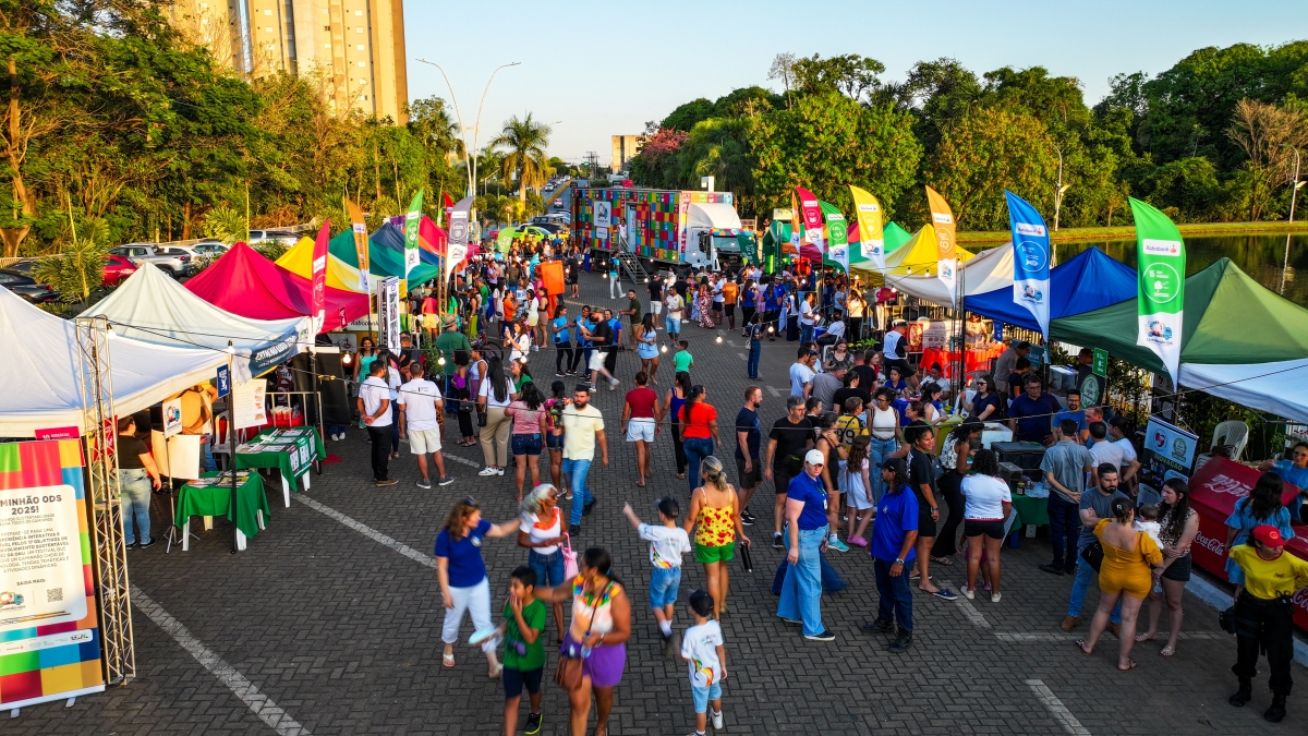 Caminhão ODS — vista aérea do evento com tendas e público