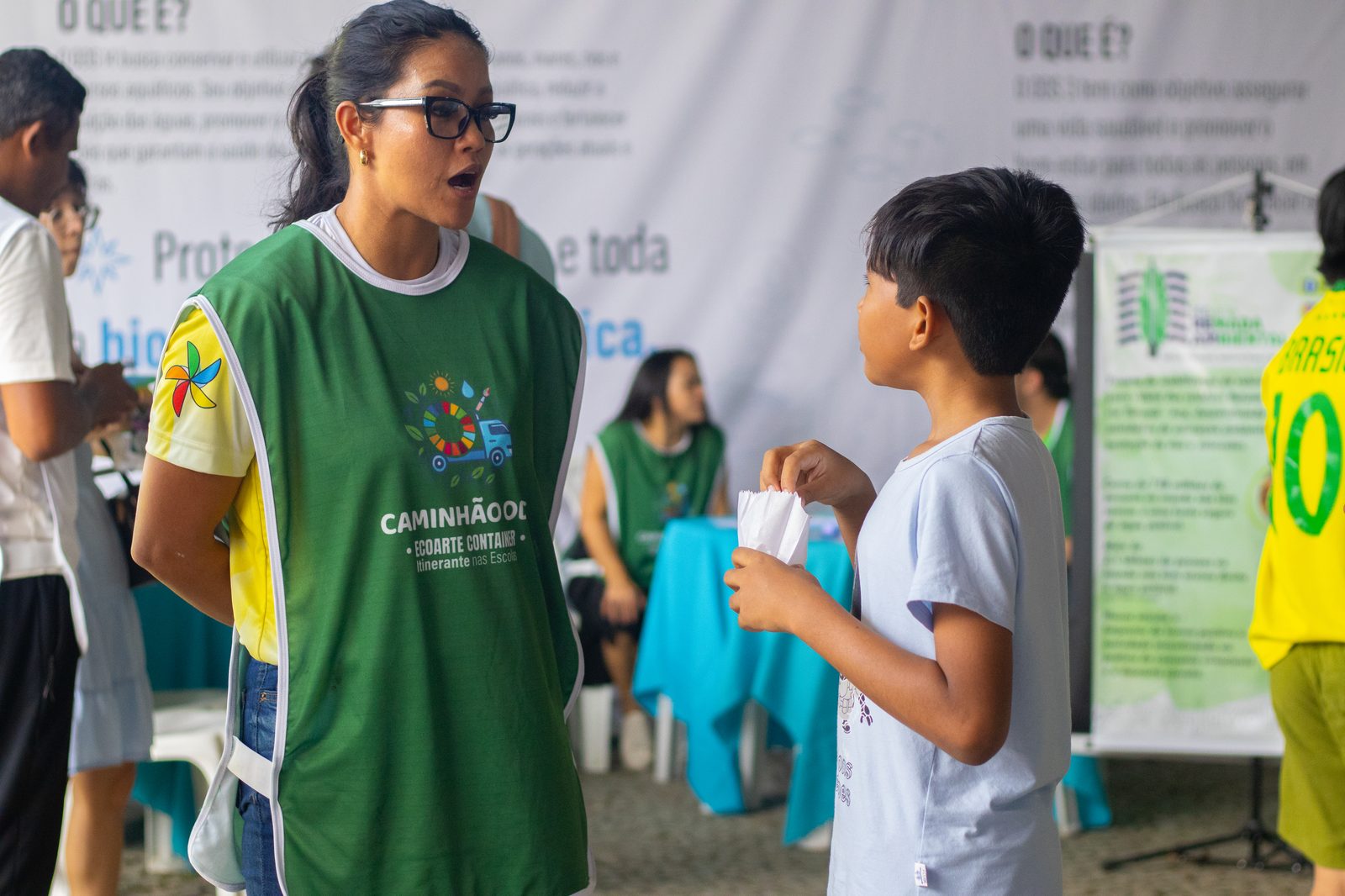 Engajadora do Caminhão ODS conversando com criança